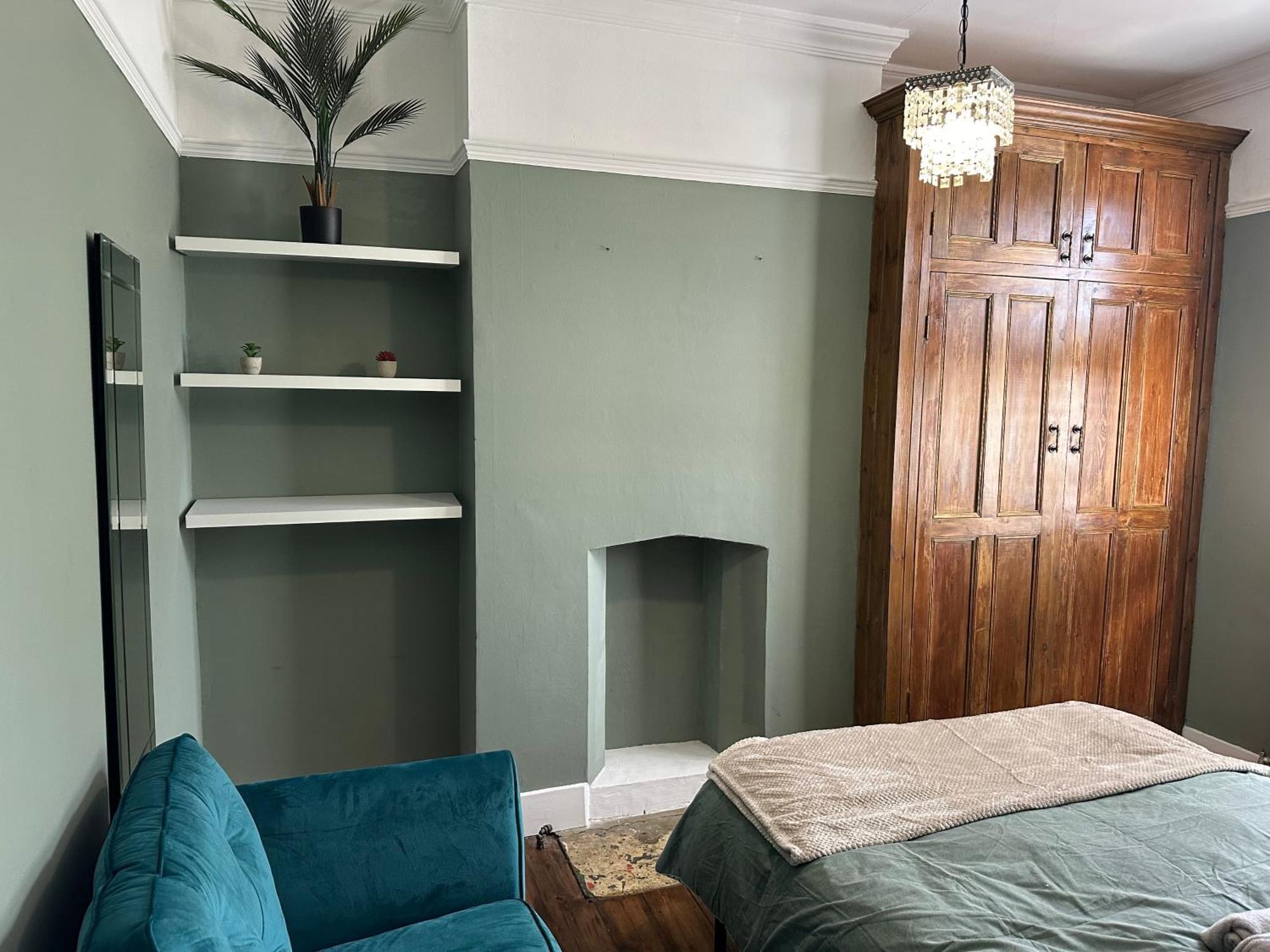 Mulberry Wimbledon Area Apartment, By Edens * Raynes Park