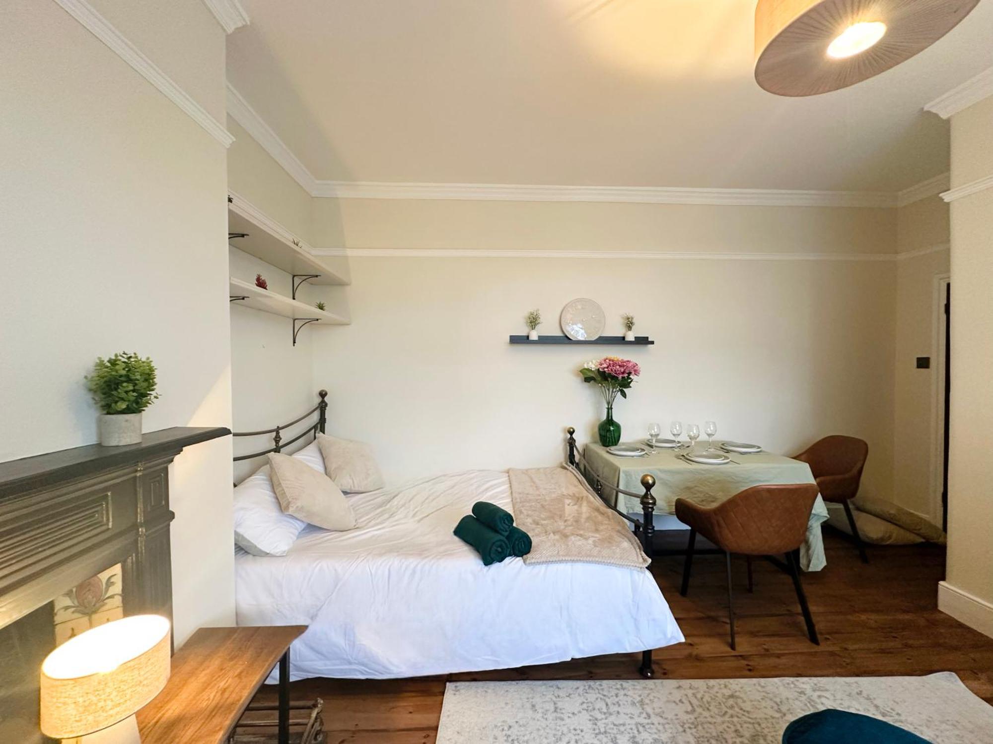 Mulberry Wimbledon Area Apartment, By Edens Raynes Park
